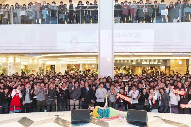 鈴木みのり 1stアルバム 見る前に飛べ リリース記念イベントが開催 約1000人のファンを前にネギを振り回しながら熱唱 Anime Recorder